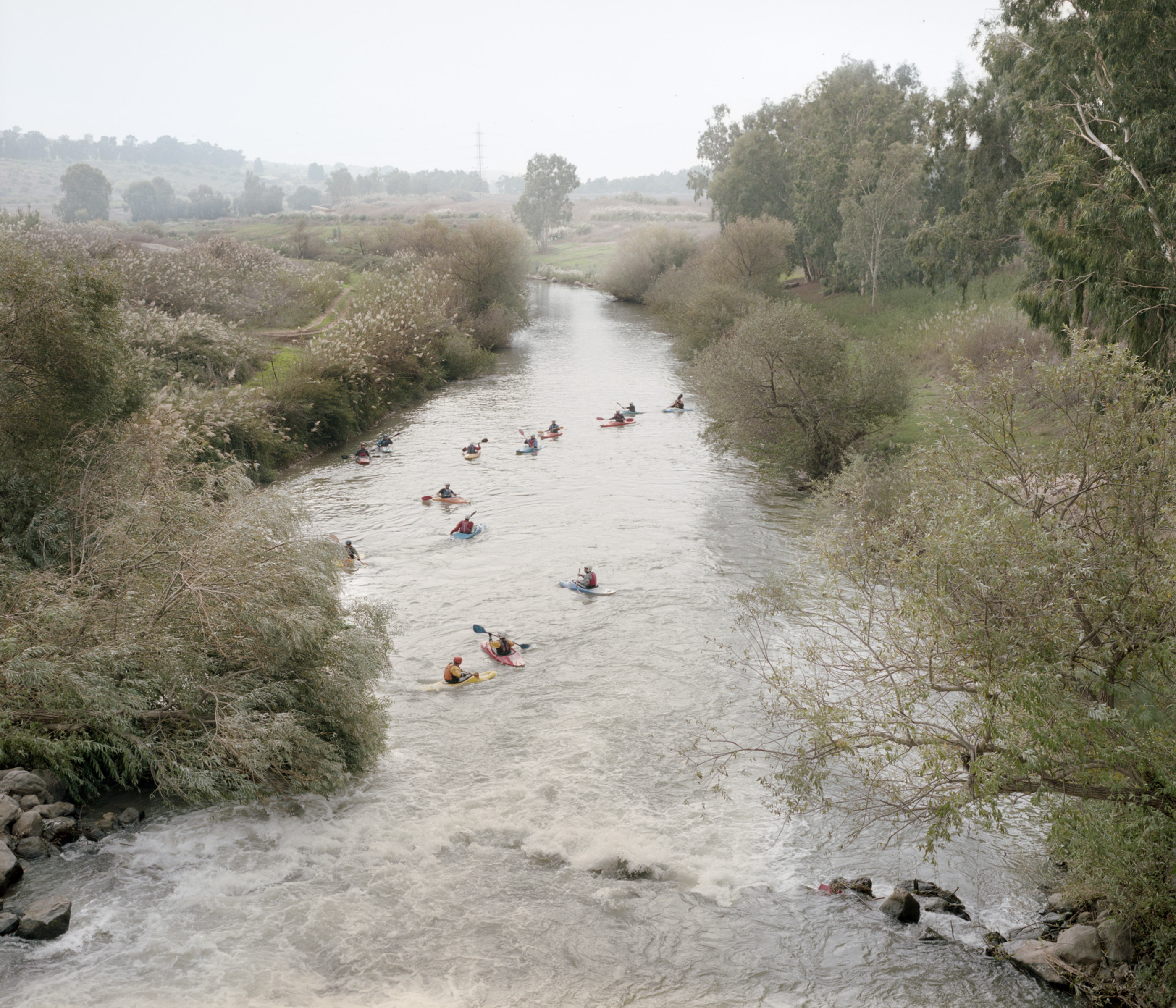 Canoeists on Jordan River, Israel, 2013, fotografía color, 40 X 46,6 cm.